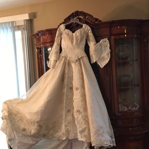 Beautiful off-white size 6 wedding gown